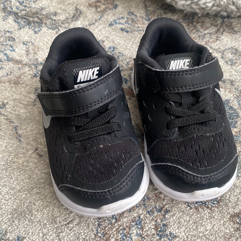 Toddler Nike sneakers 5c